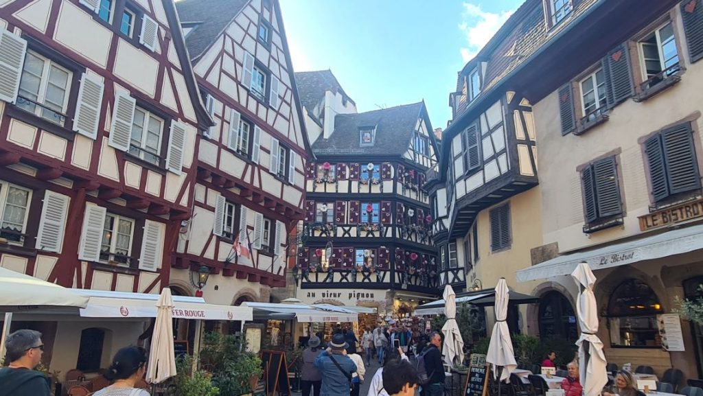 Colmar. Smukke bindingsværkshuse, blomster, butikker og cafeer