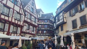 Colmar. Smukke bindingsværkshuse, blomster, butikker og cafeer