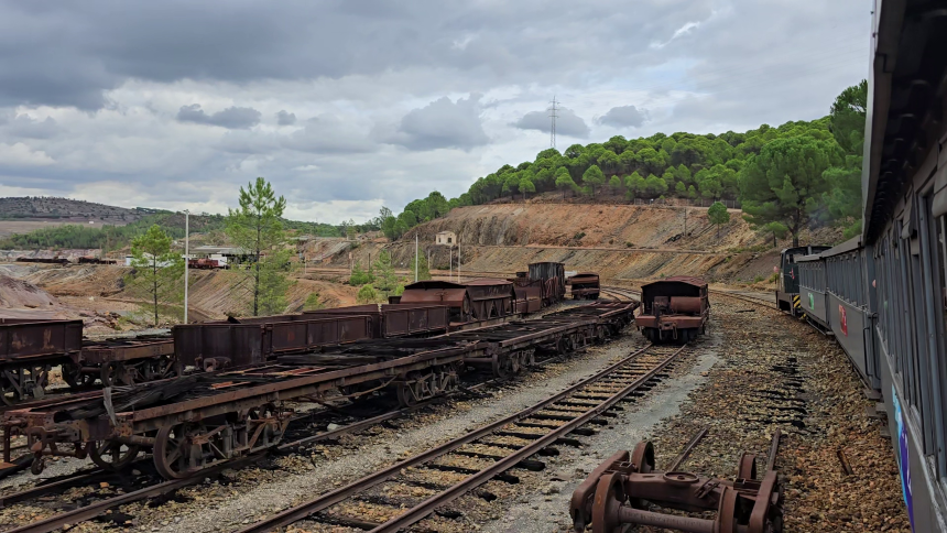 Gamle rustne togvogne langs Rio Tinto Spanien