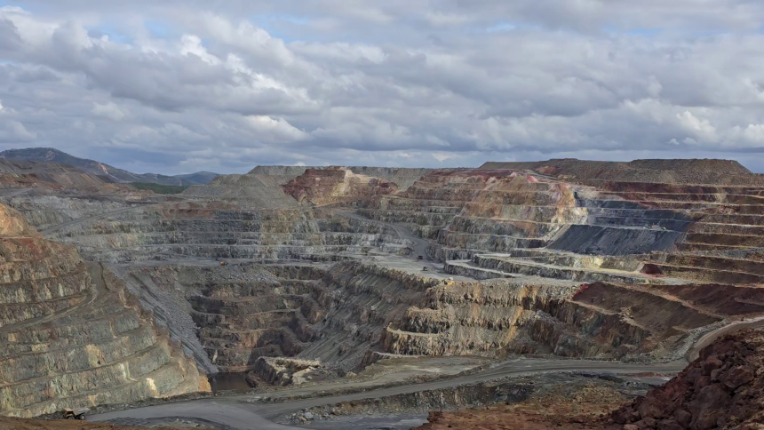 De farvede bjerge omkring Minas de Riotinto