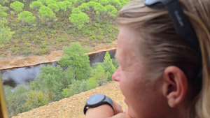 Henriette kigger ud ad vinduet fra turisttoget langs Rio Tinto Spanien - Den røde flod