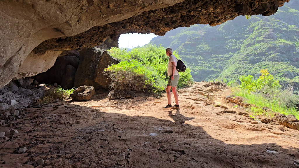 Vandring til Chinamada, Tenerife. Søren i den største af hulerne på vej op