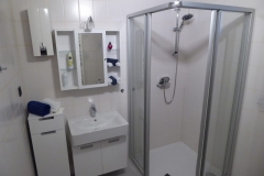 Modernes Badezimmer mit bodentiefer Dusche