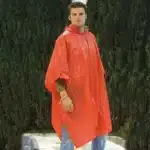 Rode herbruikbare PVC regenponcho met capuchon en opbergzakje model