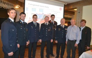 Es läuft rund bei der Neuhauser Feuerwehr. Darüber freuen sich (v.links) Vorstand Johannes Weidmann, Kommandant Klaus Schifferer, "Feuerwehrmann des Jahres" Martin Schifferer, Kreisbrandmeister Markus Stöckl, der Schärdinger Kommandanten-Stellvertreter Daniel Galos, Ehren-Kreisbrandmeister Rudolf Gstöttl, der verabschiedete Bootswart Wolfgang Schmid und Bürgermeister Josef Schifferer. Foto: Würdinger