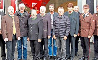 Beim Festakt: (v.l.) Bürgermeister Josef Schifferer (Neuhaus), Bürgermeister Roland Wohlmuth (Brunnenthal), Landesrat Max Hiegelsberger, Landesrat Elmar Podgorschek, Nationalrat August Wöginger, Gemeindebundpräsident Johann Hingsamer, Bundesrat Thomas Schererbauer, Landtagsabgeordneter Walter Taubeneder, Bürgermeister Franz Angerer (Schärding), Bürgermeister Bernhard Brait (St. Florian), Landes-Feuerwehrkommandant-Stellvertreter Robert Mayer, Bezirks-Feuerwehrkommandant Alfred Deschberger und Kreisbrandrat Josef Ascher. − Fotos: Lindmeier