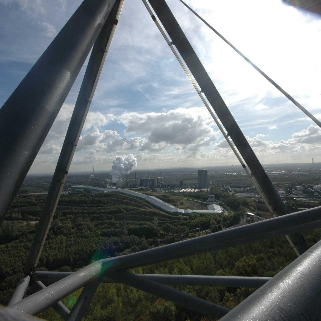 Blick vom Tetraeder auf die Skihalle