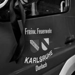 Schwarz weiß. Freiwillige Feuerwehr Karlsruhe Durlach mit Schwarzer Banderolle