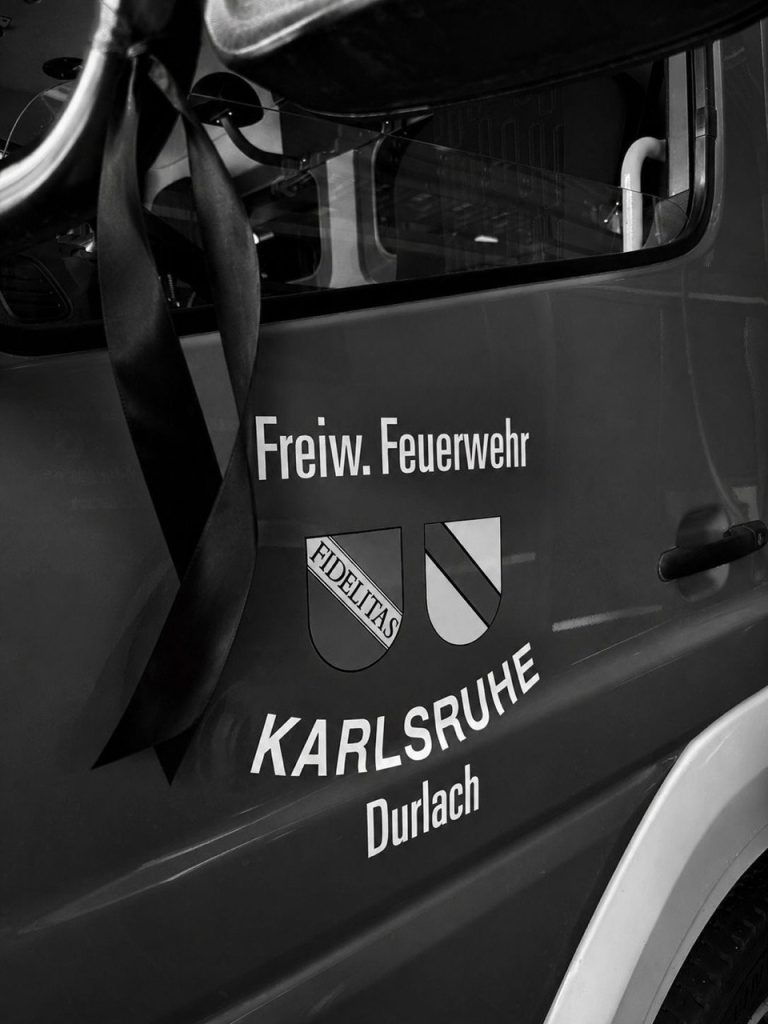 Schwarz weiß. Freiwillige Feuerwehr Karlsruhe Durlach mit Schwarzer Banderolle