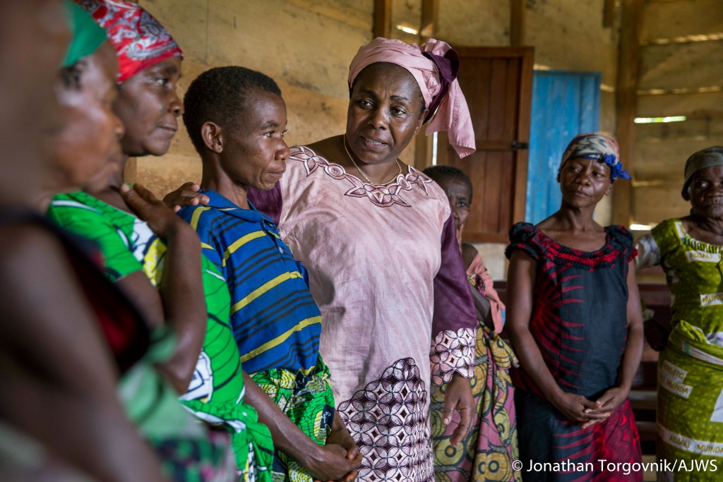 BENI, RÉPUBLIQUE DÉMOCRATIQUE DU CONGO - 12 OCTOBRE 2015 : Julienne Lusange rend visite aux bénéficiaires de son organisation SOFEPADI le 12 octobre 2015 à Beni, en République démocratique du Congo. (Photo par Jonathan Torgovnik)