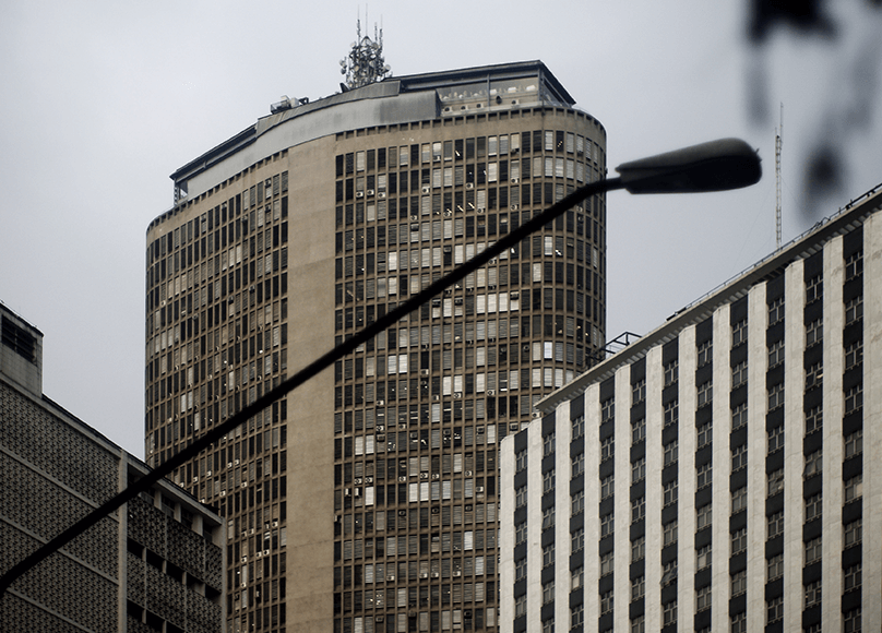 Hohe Gebäude mit vielen Fenstern