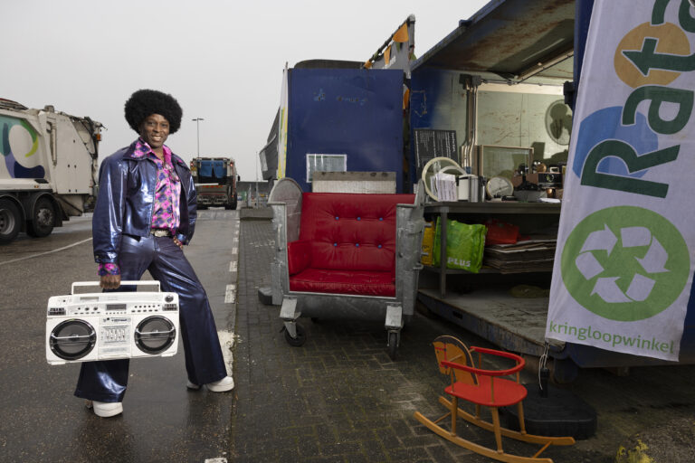 April 2024 Een parel in de kringloopcontainer op de milieustraat. Fotograaf Hilbert Krane