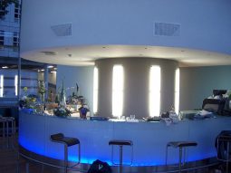 Glassbar med blått lys