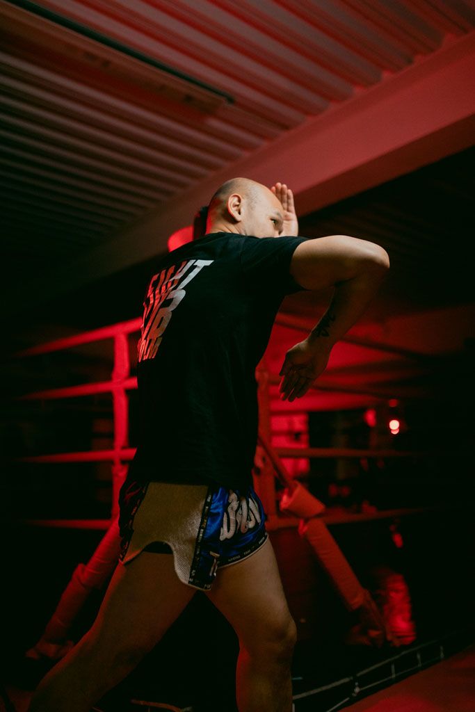 Teo Pitichai utför en muay thai armbåge