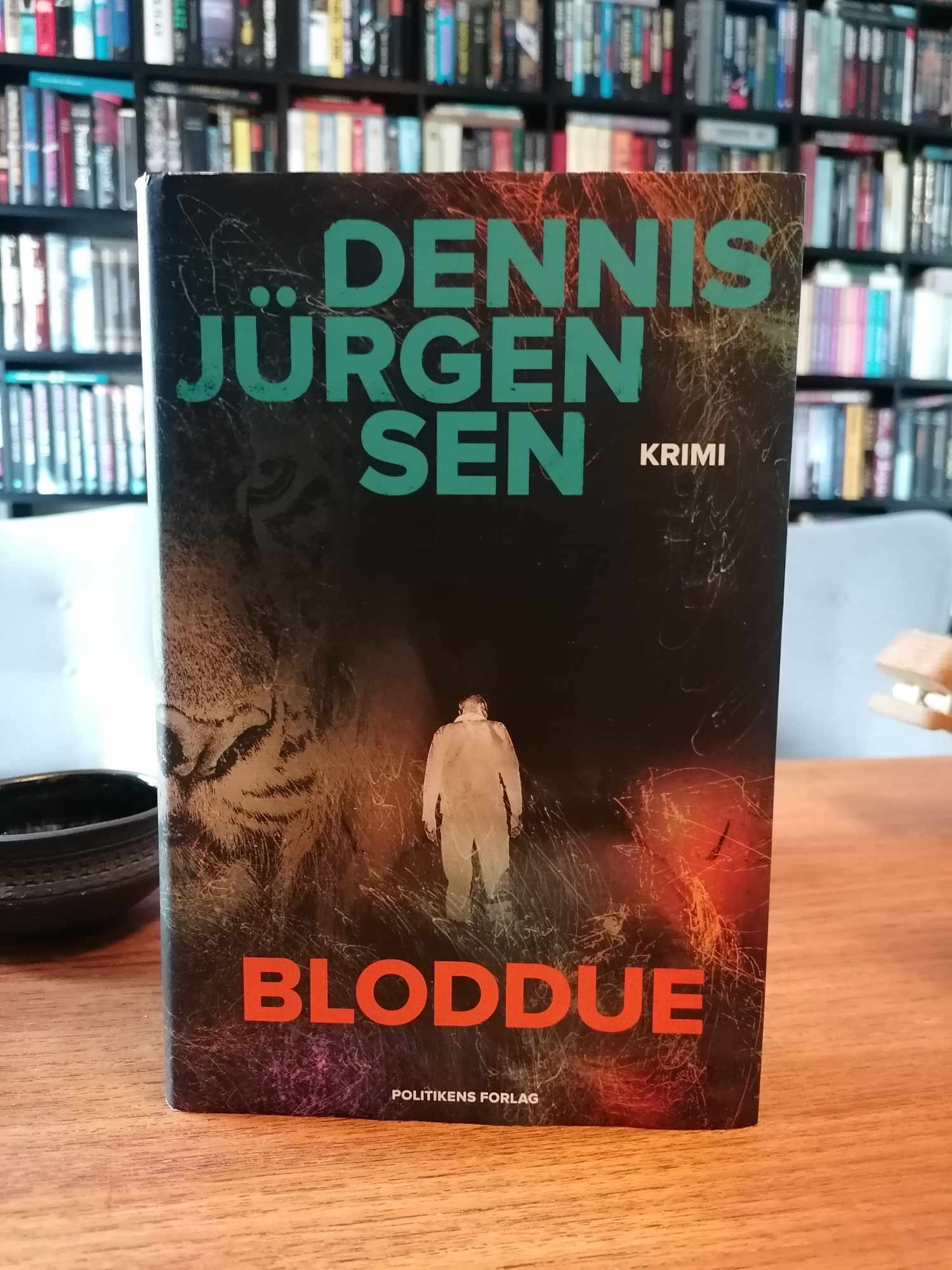"Bloddue" af Dennis Jürgensen