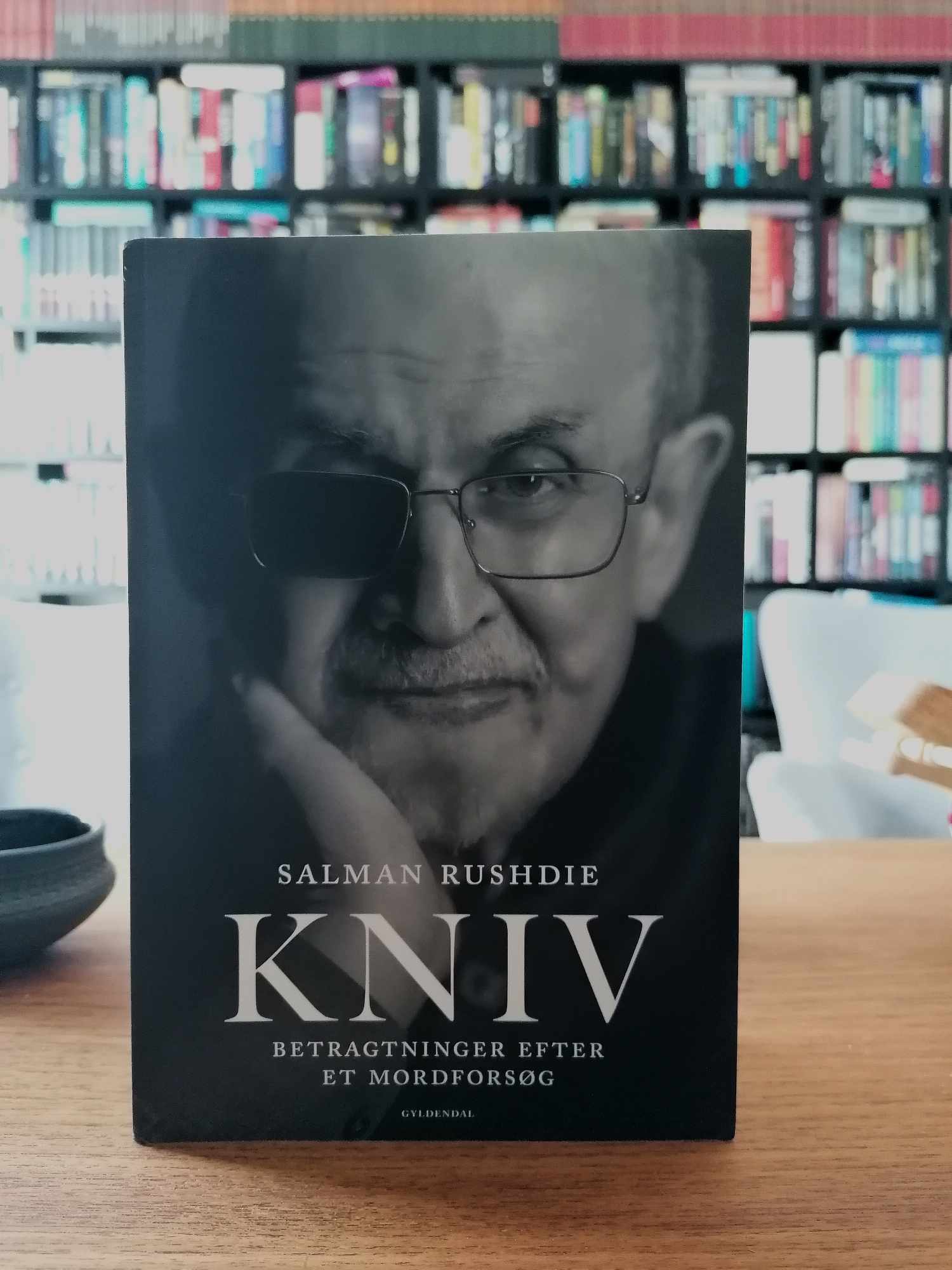 "Kniv - betragtninger efter et mordforsøg" af Salman Rushdie