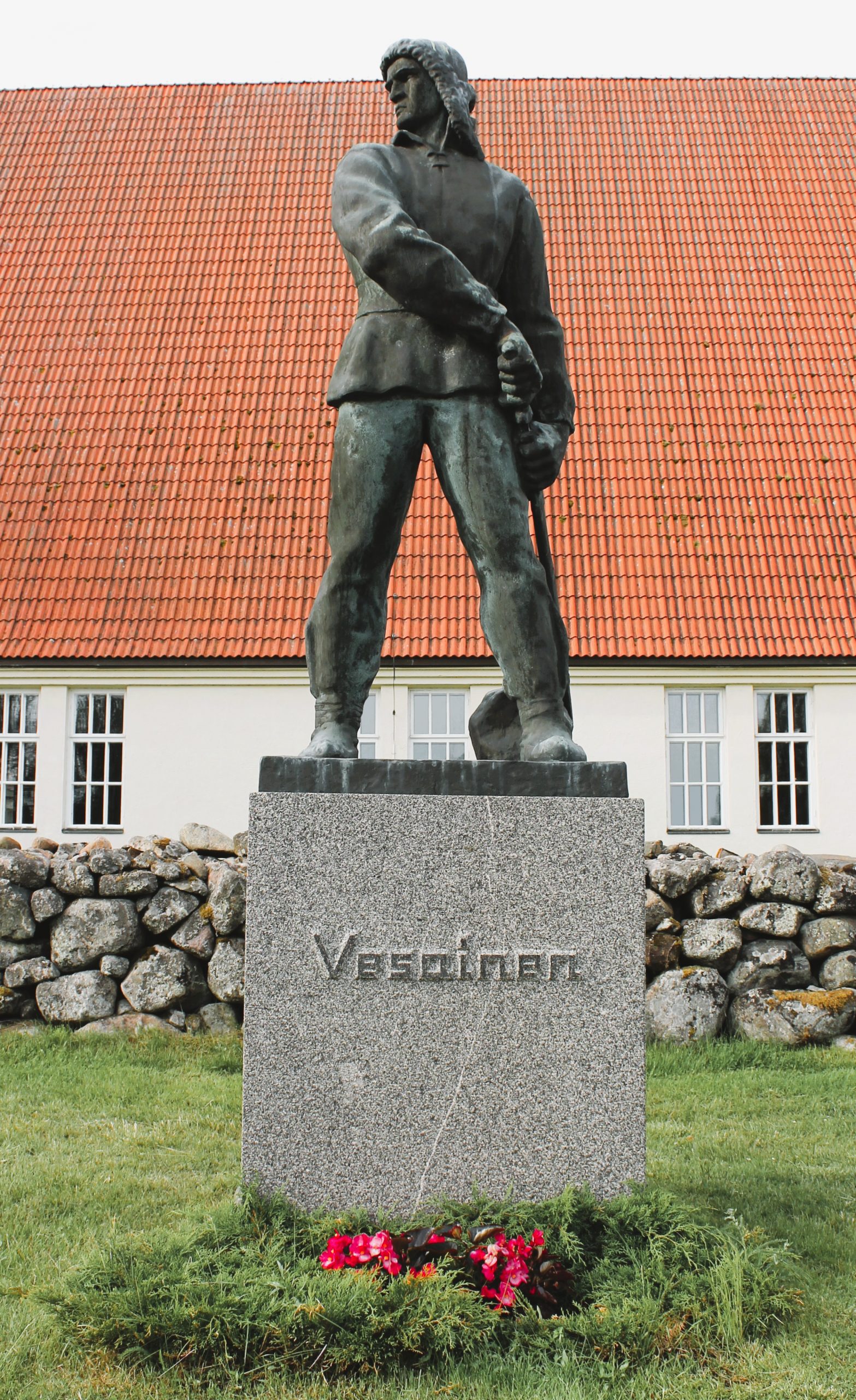The lifesize statue of Pekka Vesainen outside Ii parish church.