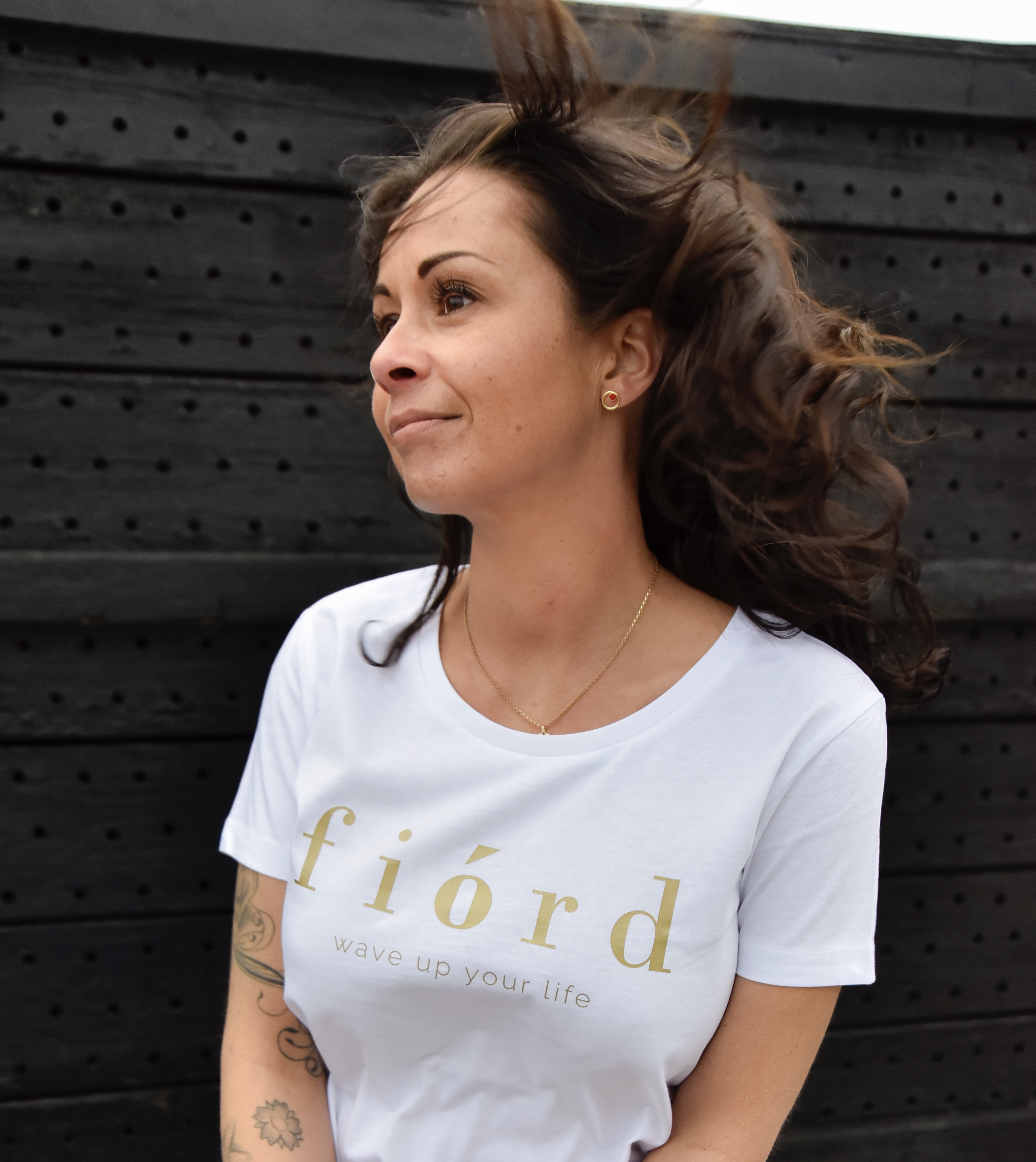 fiórd basic t-shirt gold edition – hvid dame – fiordstyle.dk | Tøjserie |  Faaborg | Fiord