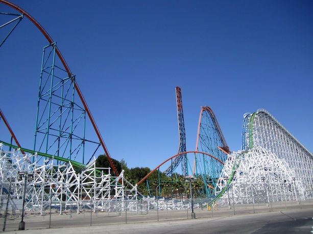 Et lille udsnit af de mange rutchebaner i Six Flags