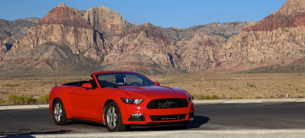 Rød Ford Mustand i Red Rock Canyon