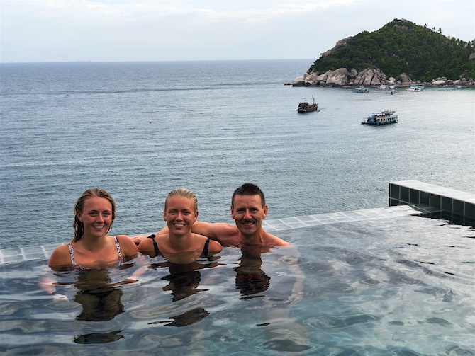 Maria, Cecilie og Jesper i poolen med udkik over Shark Bay.