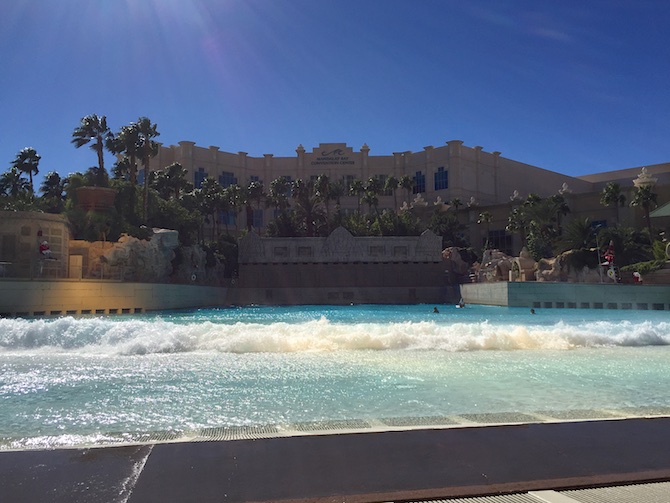 Strand og bølgepool på Mandalay Bay