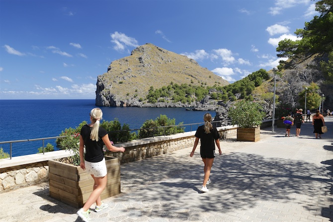 Det er en længere gåtur fra parkeringspladsen til stranden i Sa Calobra