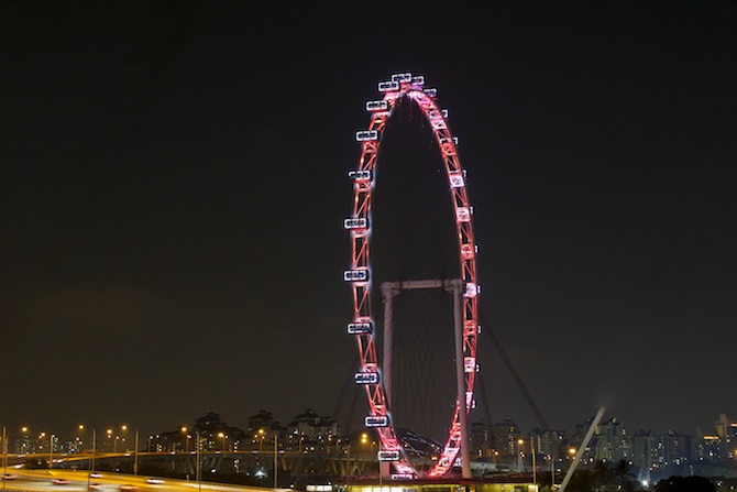 Singapore Flyer ved aftentid.