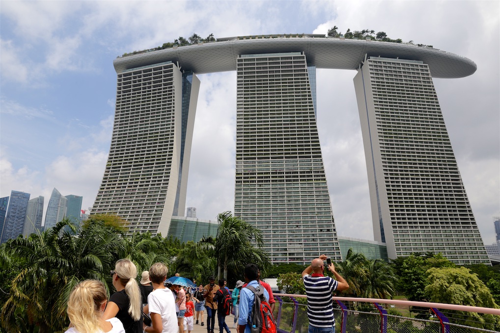 Marina Bay Sands. Alle konstruktioner har rundinger så det er ikke en fejl på billedet.