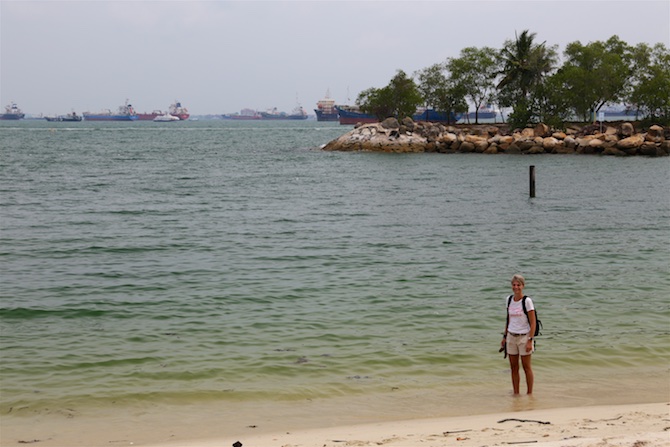 Den vestlige strand på Sentosa har udsigt til mange store skibe.