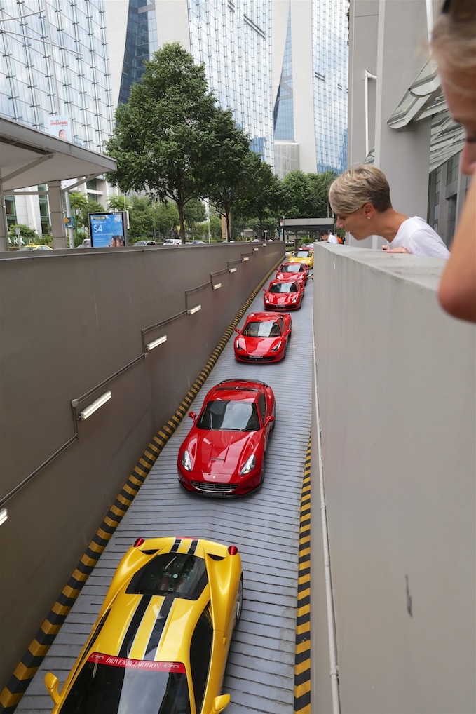 Ferrari Owners Club på vej. Ulla finder vist bilerne interessante.