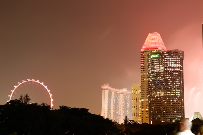 Singapores nationaldag fejres med stor fyrværkeri - desværre bag højhuse.