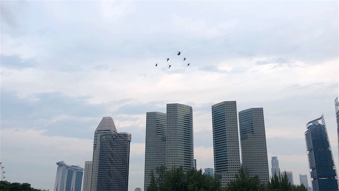 Helikopter formation over marinaen.