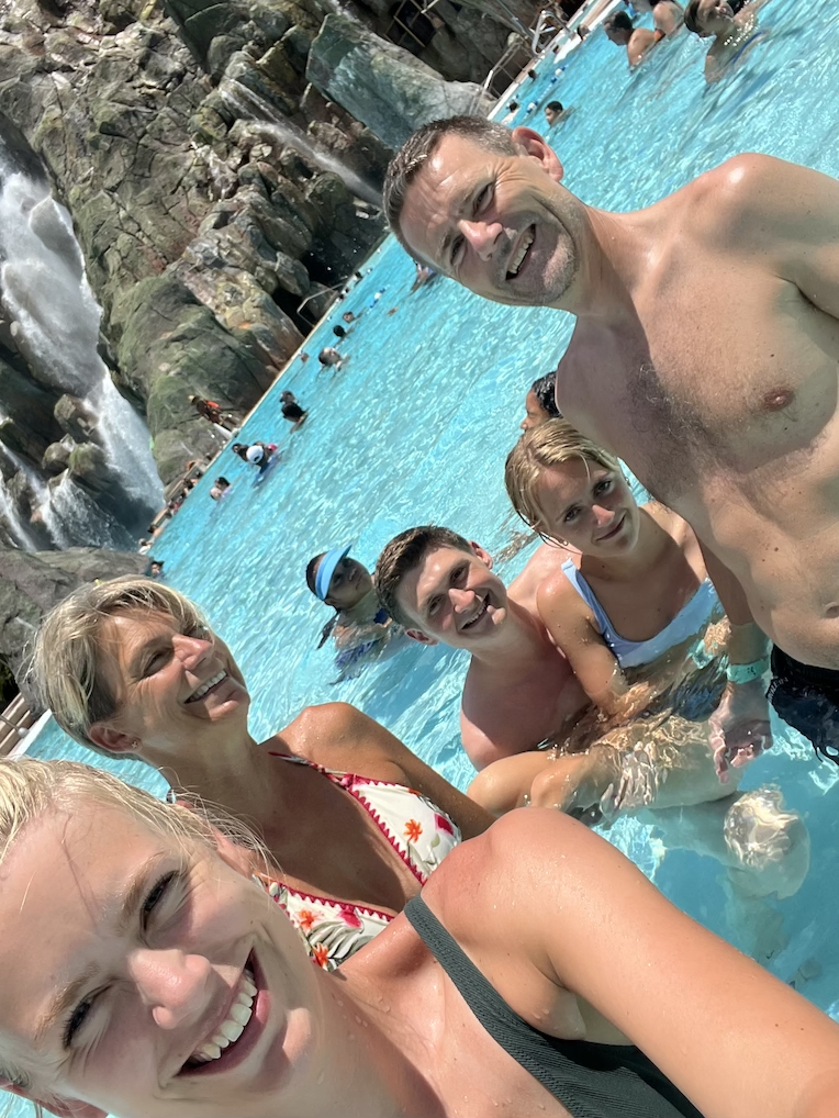 Familien i Vulcano Bay