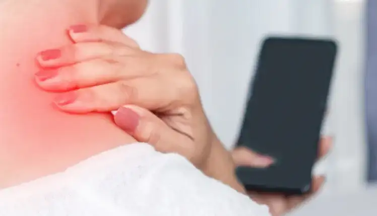 Cómo tratar y prevenir el dolor de cuello por el uso excesivo del móvil: Una perspectiva fisioterapéutica