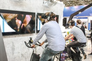 FIBO 2016: Aktives Fitnesserlebnis in der virtuellen Welt mit Oculus Rift Copyright F. Treutle