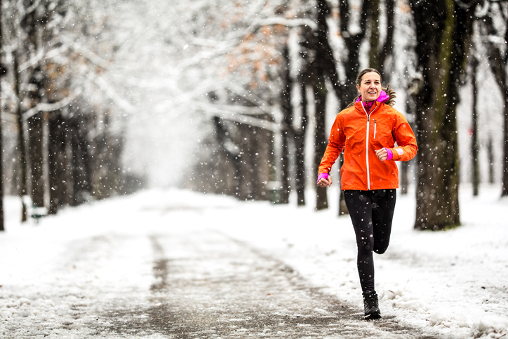 Junge Frau joggt im Winter ©istock.com/amriphoto