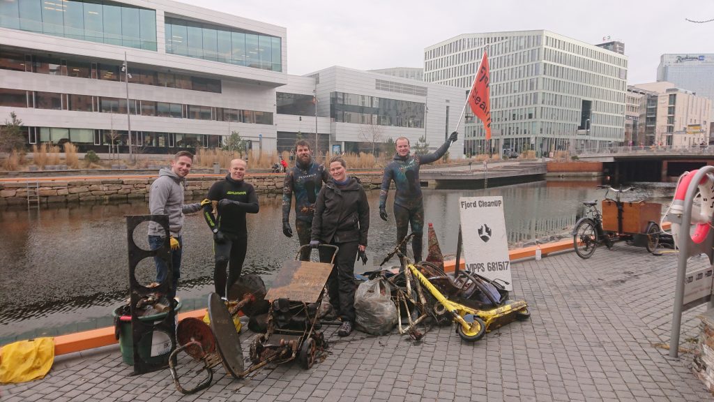 Fjord CleanUP cleaning Akerselva canal in Bjørvika 