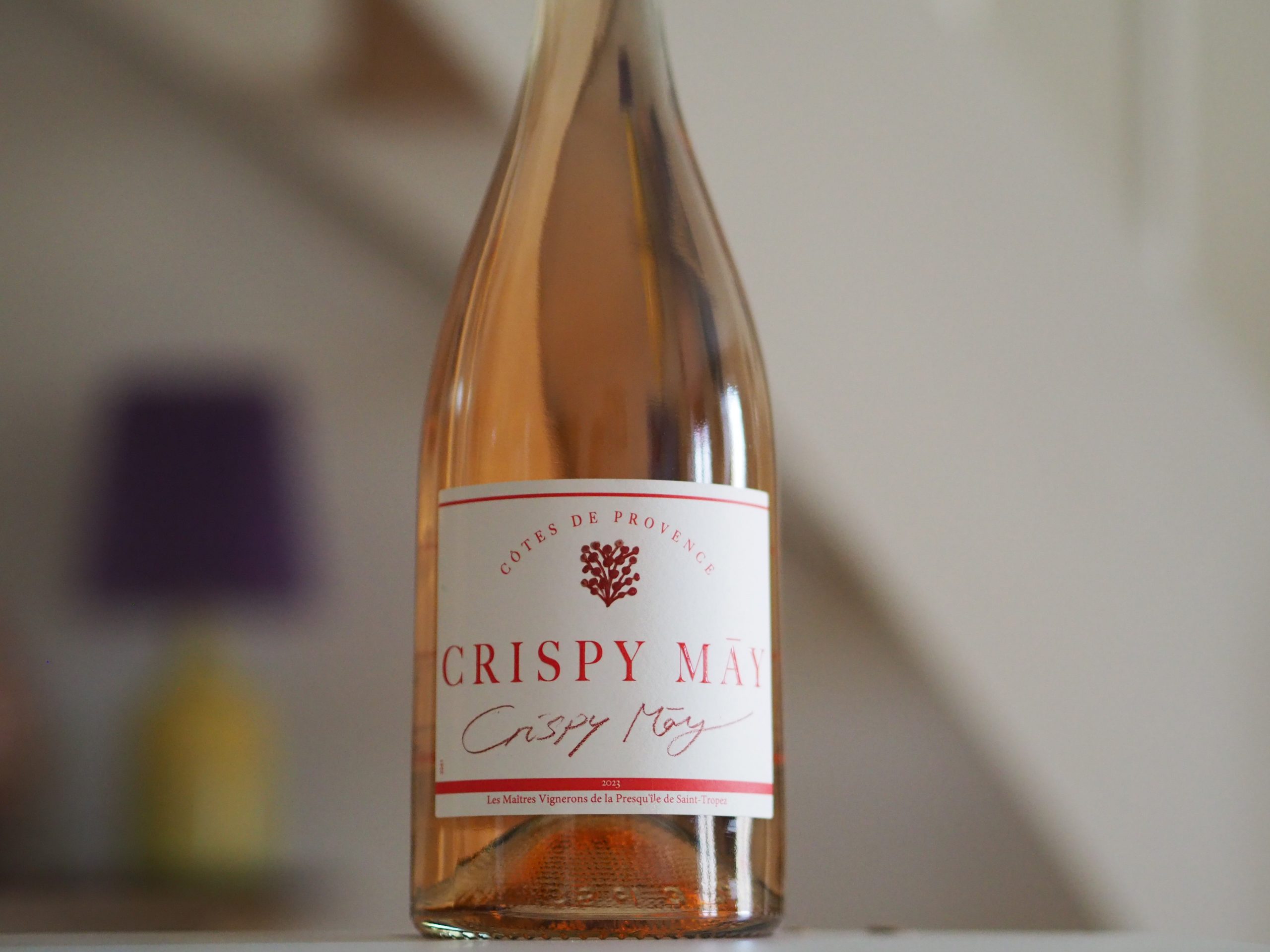 ROSÉ-VIN MED FED STREG UNDER VIN