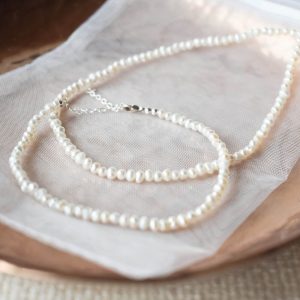 Brautschmuckset Süßwasserperlen: Perlenhalskette & Perlenarmband