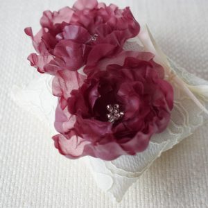 PEONY - Ringkissen mit Seidenblume Rot