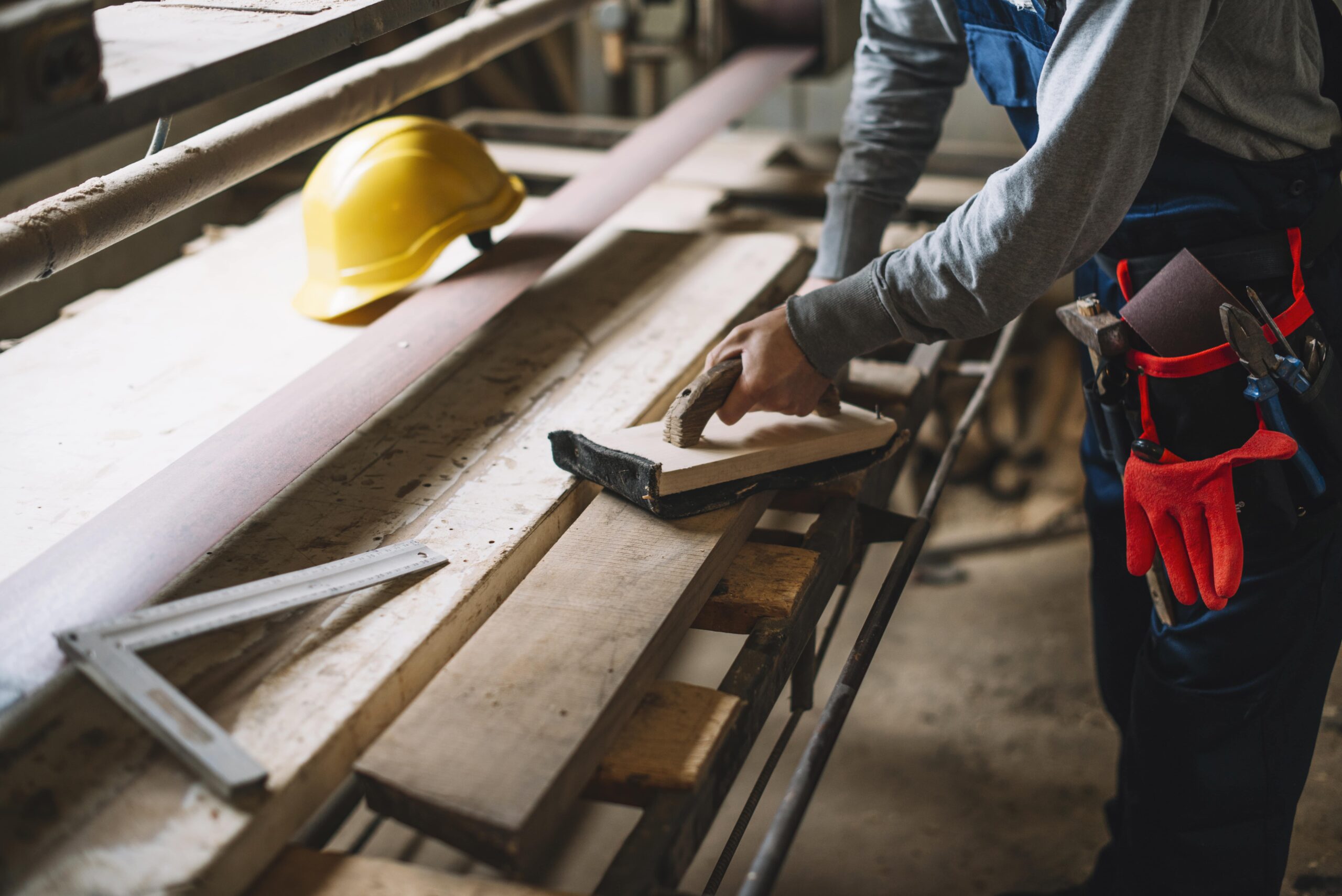 Byggmaterial av hög kvalitet till låga priser 1 carpenter working min scaled