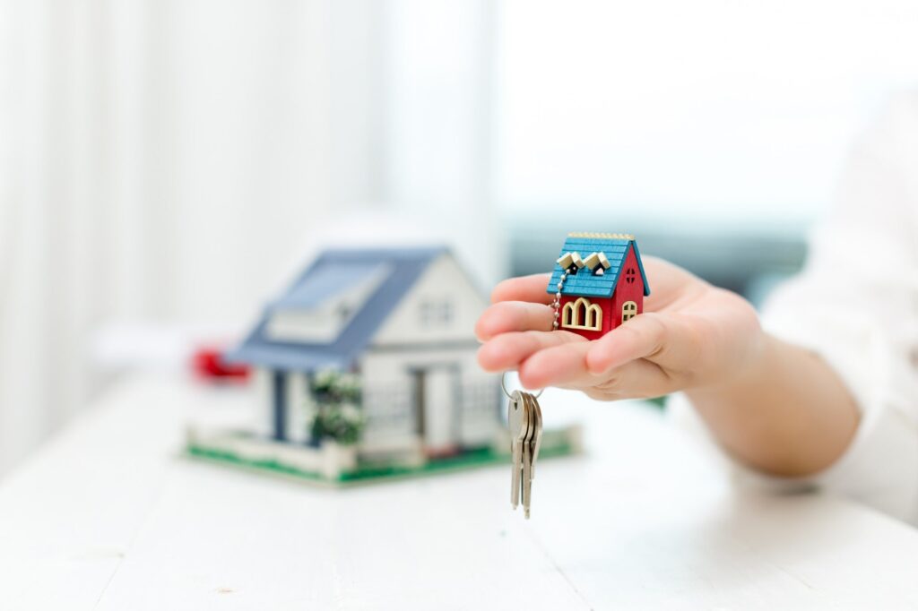 Bygg ditt drömhem med Flexoutlet.se 1 real estate agent with house model keys min