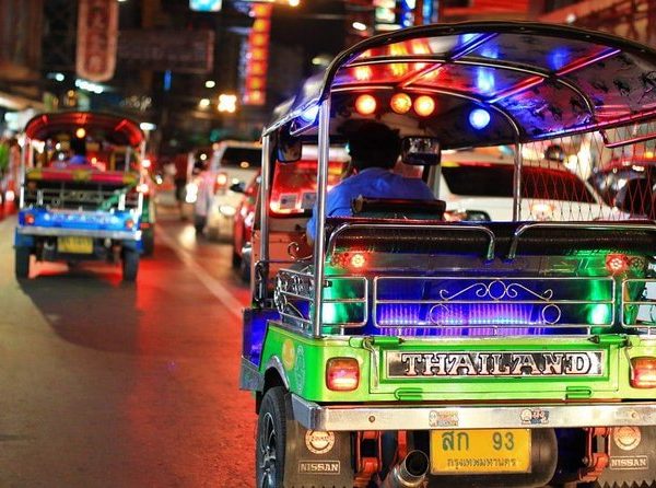 Dag 2 – 05.07.22 – Øgler i parken, basseng og Bangkok by night: Mat og Tuk tuk