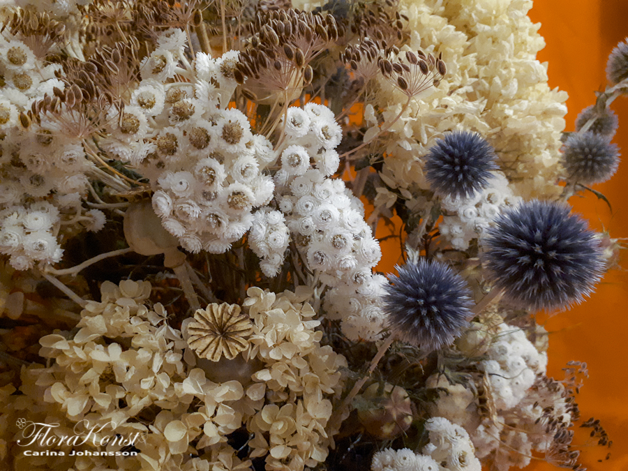 En närbild av de blommor som använts i buketten