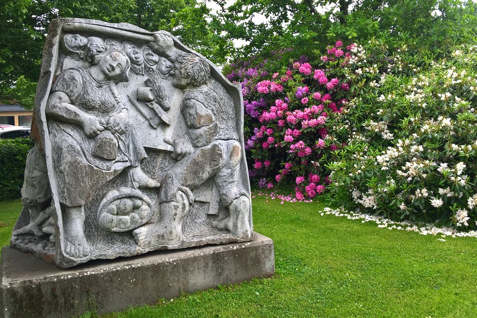 Скульптура в городском парке рододендронов. Фото 9 июня 2017, Кьеллеруп, Дания