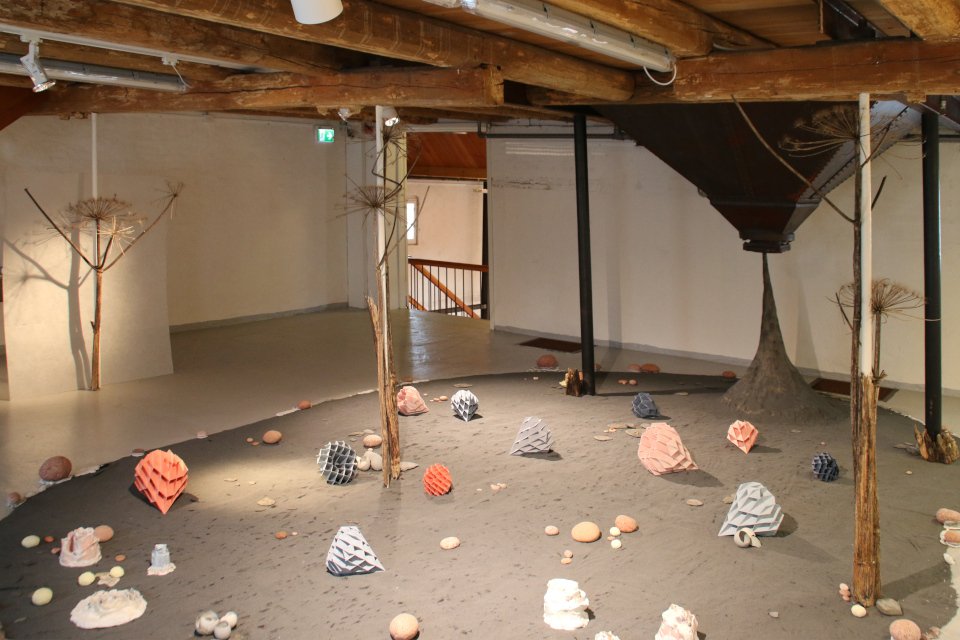 Инсталляция с борщевиками в музее современного искусства г. Хобро / Hobro, Дания