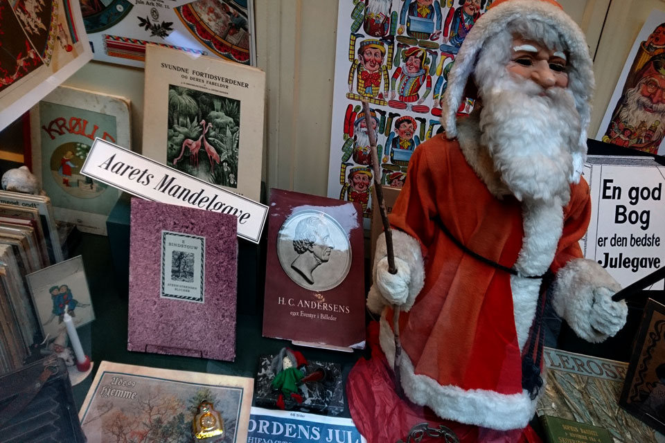 Миндальным подарком года названа книга датского писателя 18 века - E Bindstouw Миндальным подарком года названа книга датского писателя 18 века - E Bindstouw