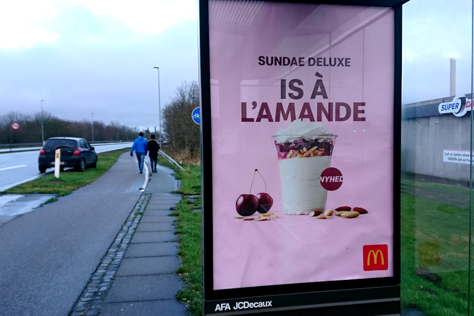 Реклама на автобусной остановке нового вида мороженого в Макдональдсе Реклама на автобусной остановке нового вида мороженого в Макдональдсе