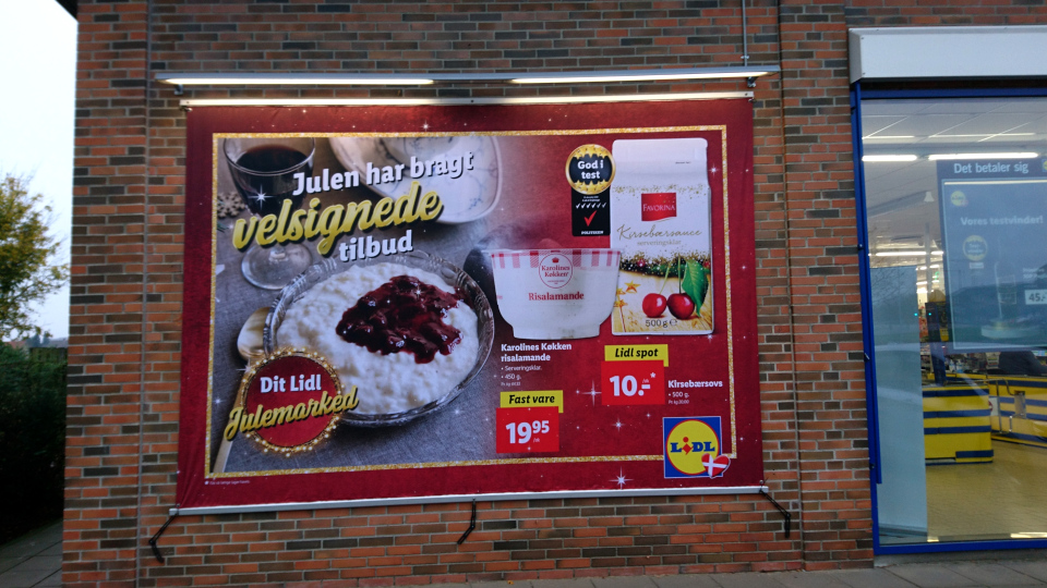 Реклама рисового десерта Рисаламанде на стене супермаркета. Фото 11 нояб. 2020, г. Вибю, Дания